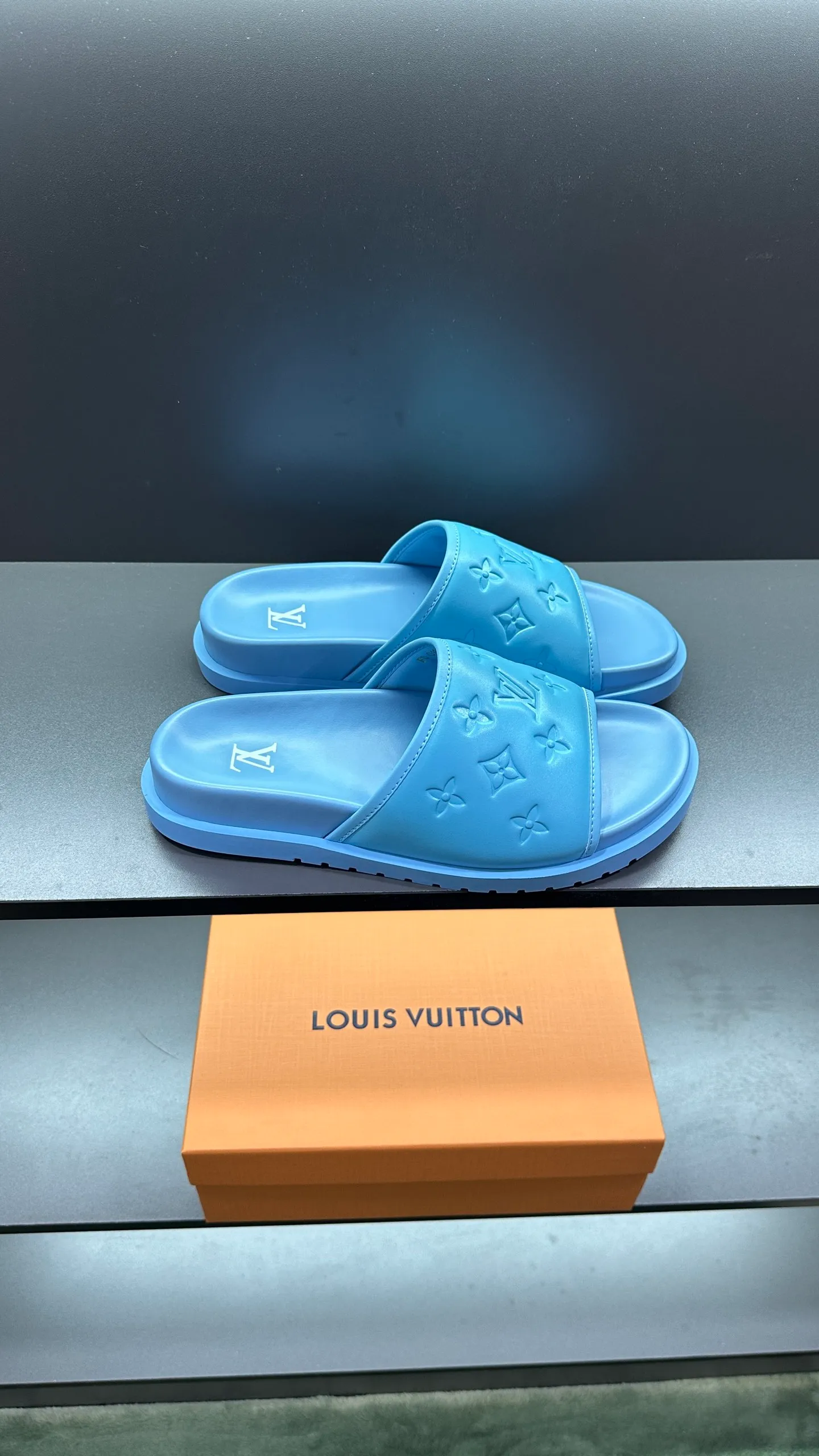 [L Home] P: 300💰Size: 38-45 Top purchasing lv men's summer slippers, classic presbyopia with soft real leather lining, unique color splicing effect, distinctive personality, fashionable and trendy essential style, light and comfortable. Lightweight and tough rubber insole, micro ridged foam outsole, super comfortable!